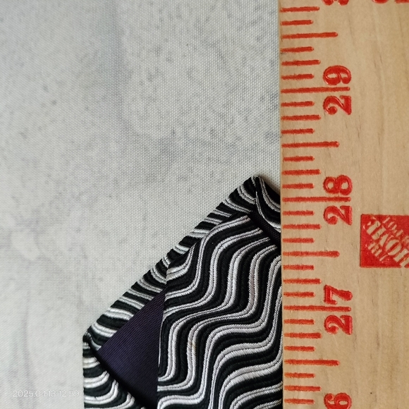Geoffrey Beene Silk Necktie Black and Silver Wavy Pattern Jacquard Tie Luxury - Picture 8 of 10